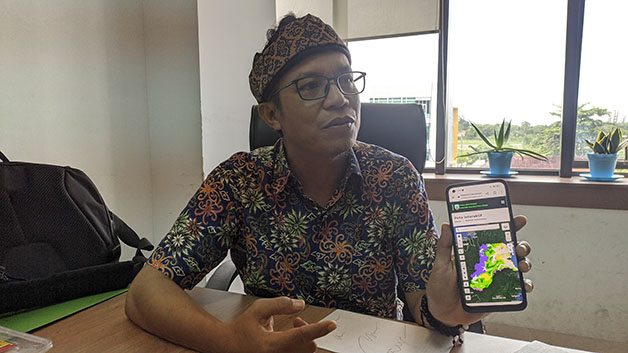 WEBGIS: Kabid Perencanaan dan Pemanfaatan Hutan Dishut Kaltara Nustam memperlihatkan peta interaktif berbasis Webgis dan mensosialisasikannya.