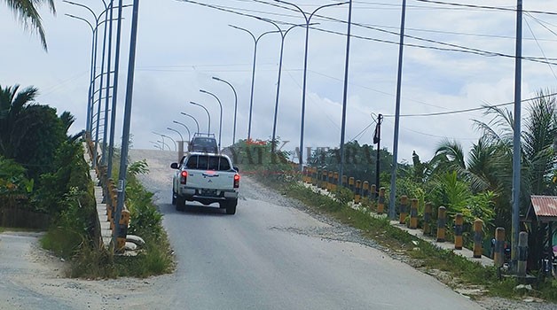 PEMBATASAN KENDARAAN: Kendaraan roda empat yang dinilai melebihi kapasitas dilarang melintasi jalan penghubung Buluh Perindu ke Kecamatan Tanjung Palas.