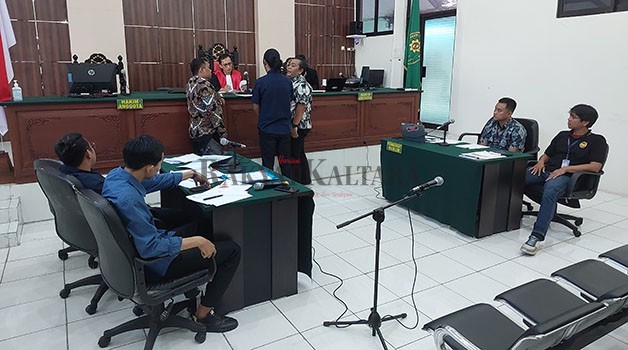 PERLIHATKAN BUKTI: Pemohon pra peradilan menunjukkan bukti kepemilikan speedboat oleh hakim tunggal Pengadilan Negeri Tarakan, Senin (19/6).