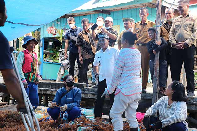 DONGKRAK PAD: Gubernur Kaltara Drs H Zainal Arifin Paliwang, S.H., M.Hum saat berbincang dengan masyarakat pembudidaya rumput laut, beberapa waktu lalu.