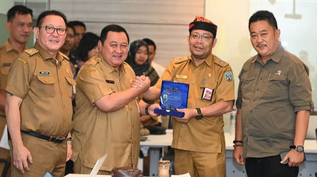 POTENSIAL PAD: Ketua DPRD Kaltara Albertus Stefanus Marianus (paling kanan) hadiri FGD percepatan pembentukan Raperda tentang pajak dan retribusi daerah.