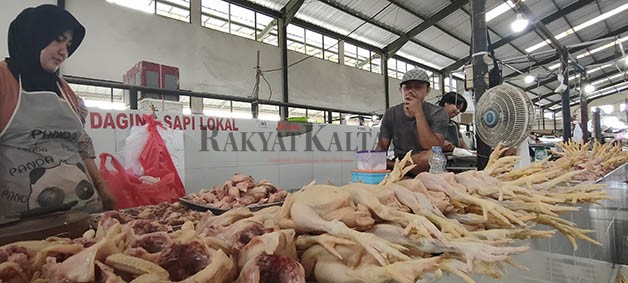 HARGA NAIK: Kenaikan harga daging ayam dikeluhkan para pedagang di Pasar Induk Tanjung Selor.