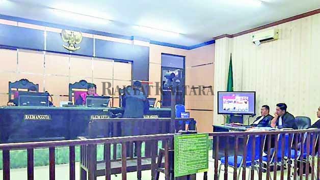 AJUKAN EKSEPSI: Sidang perkara dugaan illegal mining dengan agenda pembacaan dakwaan yang digelar di Pengadilan Negeri Tanjung Selor Kelas IB, Kamis (22/6).