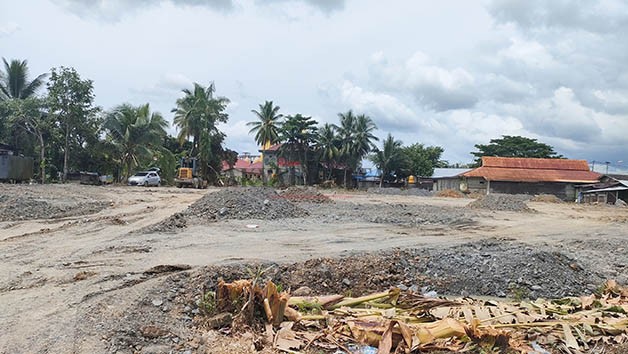 PENIMBUNAN RELOKASI: Lokasi untuk relokasi bagi PKL di Jalan Pahlawan Tanjung Selor, tepatnya depan Crown Square mulai dilakukan penimbunan.