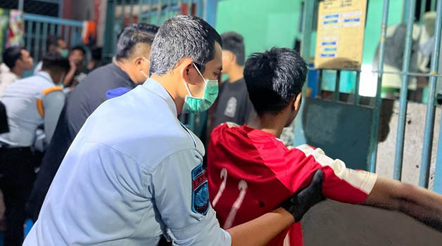 SIDAK BARANG: Petugas Lapas Kelas IIA Tarakan memeriksa dan menemukan barang terlarang di kamar hunian anak, Jumat (23/6).
