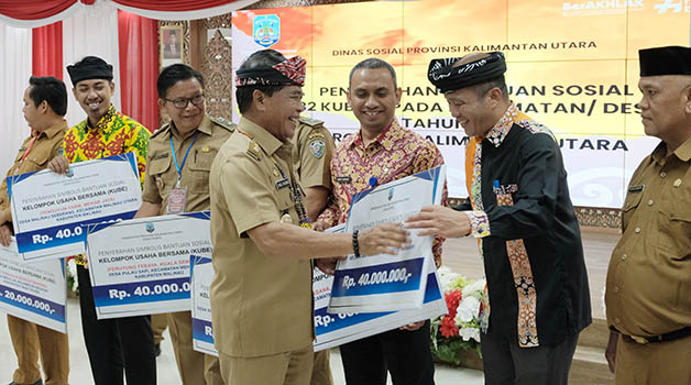 BERIKAN PENGHARGAAN: Gubernur–Wakil Gubernur KaltaraDrs H Zainal Arifin Paliwang SH, M.Hum – Dr Yansen TP, M.Si menyerahkan penghargaan kepada kepala desa berprestasi di Gedung Gadis, Selasa (20/6) lalu.