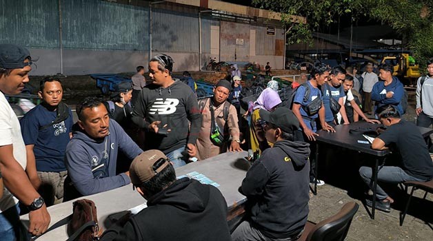 CEGAH TPPO: Satgas TPPO Polres Tarakan melakukan pendataan penumpang yang tiba di Pelabuhan Malundung, Kamis (29/6) lalu.