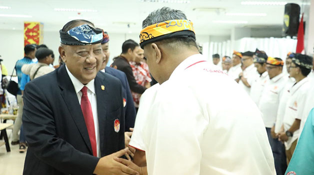 BERI MOTIVASI: Ketua Umum KONI Pusat Letjen TNI (Purn) Marciano Norman (kiri) memberikan ucapan selamat atas pelantikan pengurus KONI Kaltara, beberapa waktu lalu.