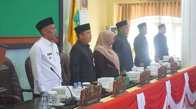 PARIPURNA: Bupati Bulungan Syarwani (paling kiri) saat menghadiri rapat paripurna di Ruang Sidang Datu Adil DPRD Bulungan, kemarin (5/6).