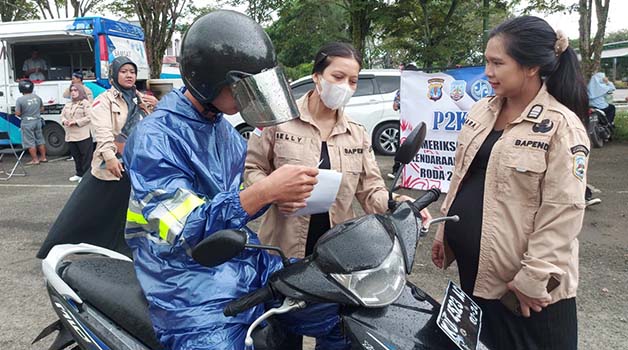 PAJAK KENDARAAN: BPPRD Kaltara melalui Kantor UPT Tarakan memeriksa pengendara roda dua untuk memastikan sudah membayar pajak kendaraan.
