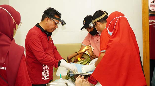 KHITAN MASSAL: Seorang pasien didampingi orangtuanya bersiap disunat saat mengikuti khitan massal, kemarin.