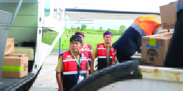 PENERBANGAN BERSUBSIDI: Gubernur Kaltara Drs H Zainal Arifin Paliwang SH, M.Hum meninjau barang yang akan dikirim melalui penerbangan bersubsidi di Bandara Juwata Tarakan, Selasa (11/7).