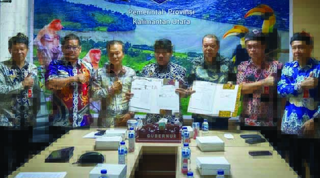 KERJA SAMA: Gubernur Kaltara Drs H Zainal Arifin Paliwang SH, M.Hum menunjukkan MoU terhadap dukungan pembangunan PSN, Kamis (13/7).
