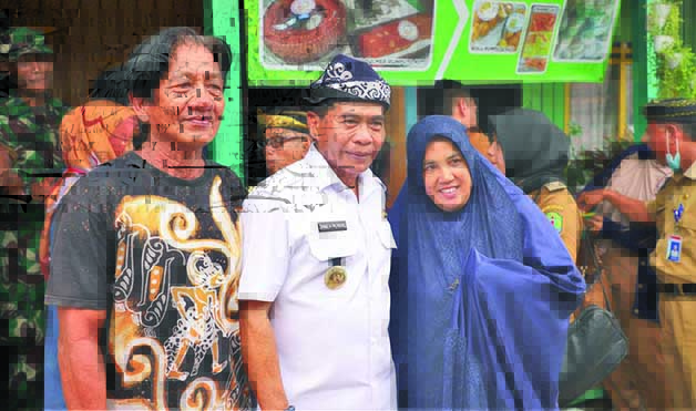 MERAKYAT: Gubernur Kaltara Drs H Zainal Arifin Paliwang SH, M.Hum mengunjungi masyarakat Nunukan belum lama ini.