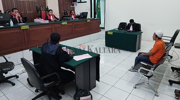 DENGARKAN TUNTUTAN: Johansyah alias Ompong mendengar pembacaan tuntutan yang dibacakan JPU di Pengadilan Negeri Tarakan, Senin (17/7).