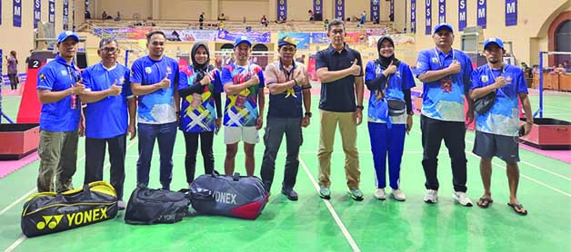 LOLOS KE SEMIFINAL: Cabor Tenis Lapangan pada Pornas Korpri XVI 2023 dipastikan lolos ke Semifinal. Gubernur Kaltara Drs H Zainal Arifin Paliwang SH, M.Hum berfoto bersama atlet ganda tenis lapangan. termasuk meninjau Atlet bulutangkis.