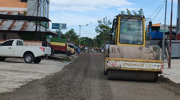 PERBAIKAN JALAN: Dinas PUPR Bulungan menangani kondisi jalan yang rusak seperti di Jalan Rambai Padi.