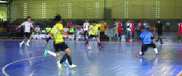 MENANG TELAK: Gubernur Kaltara Drs H Zainal Arifin Paliwang SH, M.Hum ikut dalam Tim Futsal Kaltara pada laga melawan Kemenko PMK di ajang Pornas Korpri ke-XVI.