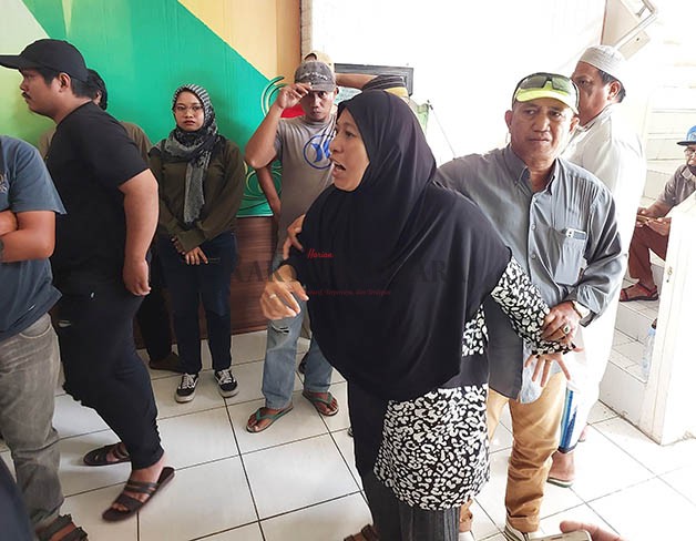 HISTERIS: Ibu korban, Jumiati berteriak histeris di Pengadilan Negeri Tarakan seolah masih tak percaya anaknya telah dibunuh sepupu sendiri.