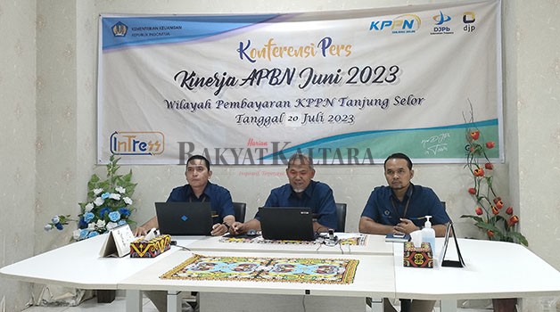 PAPARKAN CAPAIAN APBN: Kepala KPPN Tanjung Selor, Juanda (tengah) memaparkan realisasi APBN untuk 3 pemda yang mencapai Rp 3,51 triliun pada semester 1.