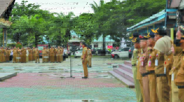 RUTINITAS: Asisten bidang Pemerintahan dan Kesra Setprov Kaltara, Datu Iqro Ramadhan, S.Sos., M.Si memimpin apel gabungan di Lapangan Agatish, Senin (24/7).
