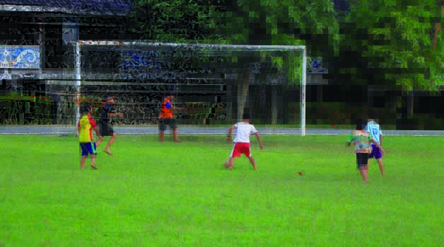 AKTIVITAS: Anak-anak di Desa Setulang bermain bola sebagai bentuk aktivitas sosialisasi antarwarga.