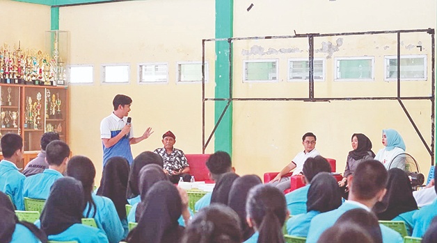 ROADSHOW: Narasumber memberikan sharing pengalaman kepada para siswa SMKN 1 Tanjung Selor, yang ingin belajar kepanitiaan suatu acara.