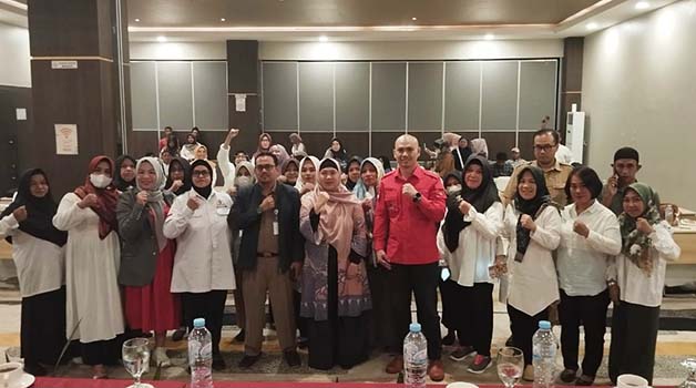 KEMITRAAN: Pelaku UMKM berfoto bersama usai mengikuti kegiatan seminar yang diinisiasi Anggota DPR RI Deddy Sitorus, Selasa (1/8).