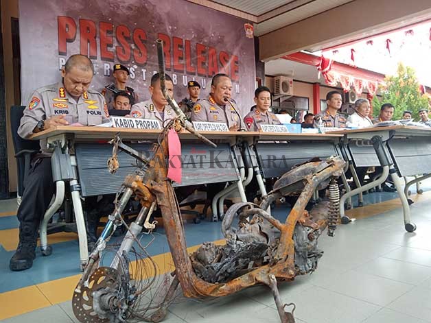 PERSOALAN UTANG PIUTANG: Satu unit sepeda motor yang hangus terbakar dijadikan barang bukti pada perkara kebakaran yang berujung pembunuhan di Desa Tanah Kuning, Selasa (25/7) lalu.