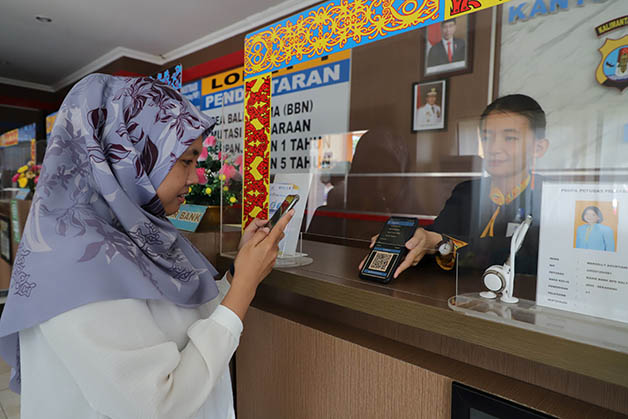 DIPERMUDAH: Mulai 1 Agustus 2023, pembayaran PKB non tunai melalui sistem QRIS.