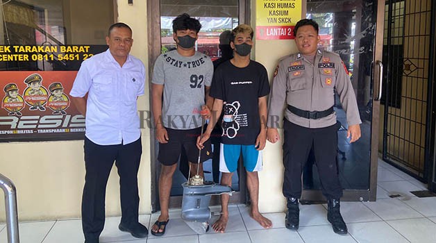 TAK BERKUTIK: Dua tersangka pencurian satu unit ekor mesin speedboat seharga Rp 16 juta diamankan di Polsek Tarakan Barat, Rabu (2/8).