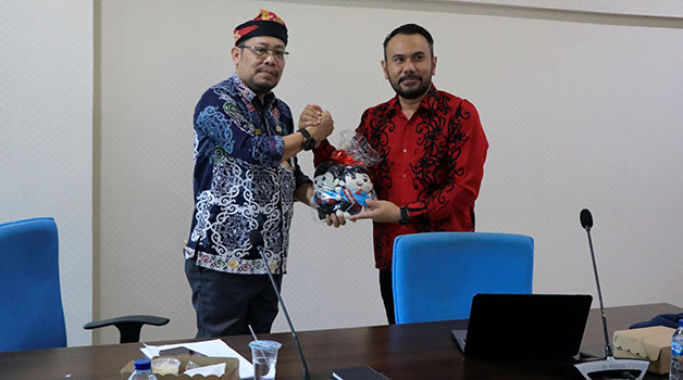 SP4N LAPOR: Asisten bidang Administrasi Umum Setprov Kaltara Pollymart Sijabat, SKM., M.AP (kiri) membuka secara resmi monev terkait Pengelolaan dan Pengaduan Pelayanan Publik di Ruang Rapat Lantai II Kantor Gubernur Kaltara belum lama ini.