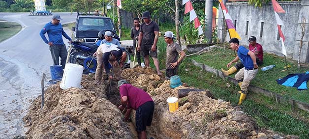 PERBAIKAN PIPA BOCOR: Tim dari PDAM Danua Benuanta lakukan perbaikan pipa induk di Jalan Cendrawasih yang bocor pada Selasa (8/8) lalu.