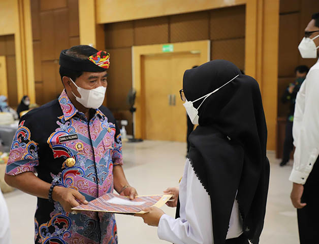 CALON ASN: Gubernur Kaltara Drs H Zainal Arifin Paliwang SH, M.Hum menyerahkan SK CASN tahun lalu.