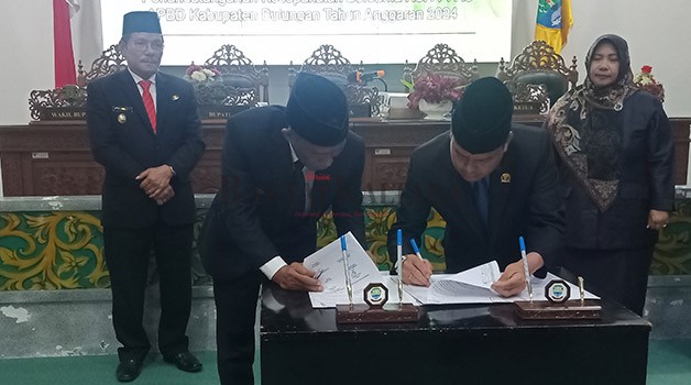 DISEPAKATI: Penandatanganan KUA-PPAS Tahun Anggaran 2024 yang dilakukan Bupati Bulungan Syarwani (kiri) bersama Ketua DPRD Bulungan Kilat, Senin (14/8).