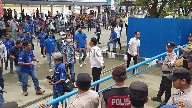 AKSI DAMAI: Puluhan buruh yang tergabung dalam KSBSI Provinsi Kaltara menyampaikan aspirasi dengan membawa 10 tuntutan ke Kantor Gubernur Kaltara, Senin (14/8).