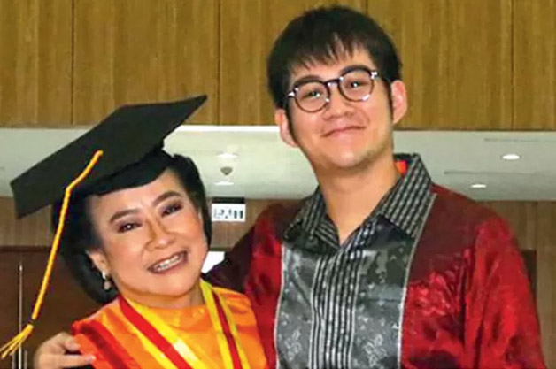 BUAT BANGGA: Amadeo Yesa (kanan) bersama orangtuanya. Amadeo meraih nilai tertinggi UTBK. Dia diterima di Departemen Teknik Informatika ITS.
