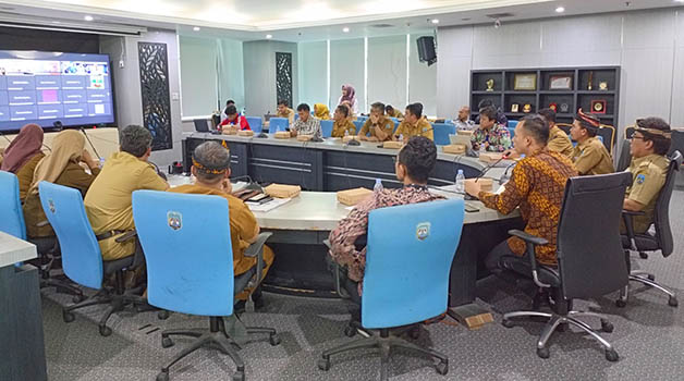 MONEV: Karo Ekonomi H Rohadi, S.E., M.AP menerima kunjungan monev TPIP di Ruang Rapat Lantai 1 Kantor Gubernur Kaltara, Selasa (15/8).