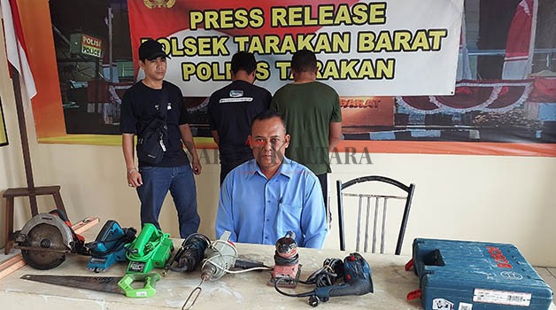 PENCURIAN BARANG BANGUNAN: Kedua tersangka nekat mencuri barang milik mandornya karena sakit hati diperlakukan tidak adil, Selasa (15/8).