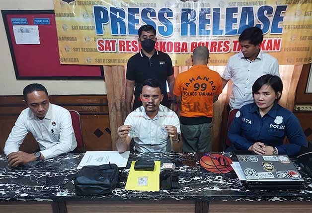BUDAK SABU: Tersangka HS diduga menjual sabu dari balik kolong jembatan.