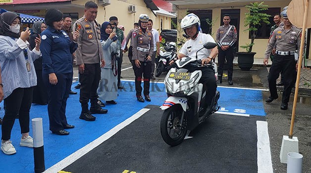 UJIAN SIM C: Wali Kota Tarakan Khairul uji coba jalur ujian praktik SIM C di Mako Polres Tarakan, Rabu (16/8).