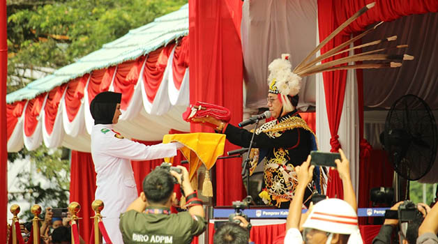 JADI IRUP: Wakil Gubernur Kaltara Yansen Tipa Padan memberikan bendera Merah Putih untuk dikibarkan pada peringatan HUT ke-78 RI di Lapangan Agatis Tanjung Selor, Kamis (17/8).