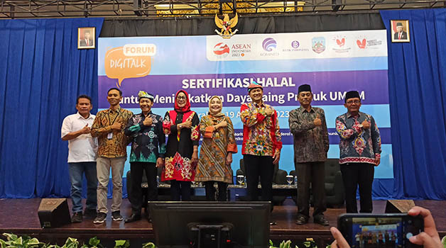 ABADIKAN MOMEN: Para narasumber Forum Digitalk berfoto bersama di Hotel Tarakan Plaza, Sabtu (19/8).