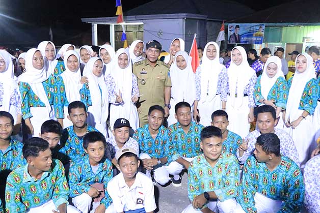 DIRESMIKAN: Gubernur Kaltara DrsHZainal Arifin Paliwang SH, M.Hum meresmikan kelas jarak jauh SMA Negeri 2 Tarakan di Tanjung Pasir, Selasa (22/8) malam.