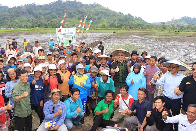PEDULI PETANI: Tahun iniPemprov Kaltara bakal menyerahkan kembali bantuan pertanian. Gubernur KaltaraDrs H Zainal Arifin Paliwang SH, M.Hum berfoto bersama petani di Kabupaten Malinau belum lama ini.