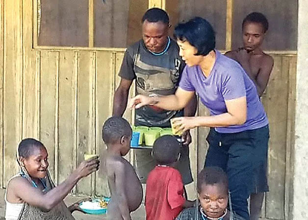 PARA PEREMPUAN TANGGUH: Dokter Sri Hayati dalam kegiatan pemberian nutrisi tambahan di Dusun Daboto, Distrik Biandoga, Intan Jaya.