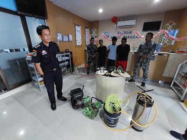DIAMANKAN: Tiga WNA asal Malaysia diamankan Stasiun PSDKP Tarakan karena diduga melakukan pengeboman ikan di Laut Sulawesi, Minggu (27/8).