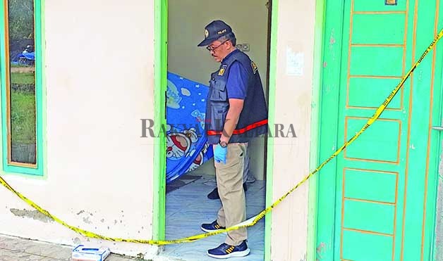 OLAH TKP: Tim Puslabfor Polda Jatim lakukan olah TKP dan mengambil barang bukti mikro berupa bercak darah dan sperma di rumah kontrakan NP, Rabu (30/8).