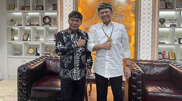 PRODUK LOKAL: Gubernur Kaltara Drs H Zainal Arifin Paliwang SH, M.Hum mengenalkan produk lokal asal Kaltara kepada Ketua MPR Bambang Soesatyo, Rabu (30/8).