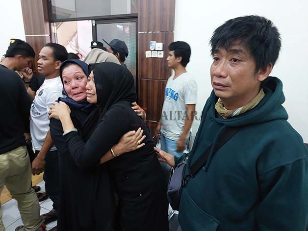 PUAS DENGAN VONIS HAKIM: Ibu korban Arya Gading Ramadhan, Jumiati, tak kuasa menahan tangis usai mendengar putusan hukuman mati kepada terdakwa Edi Guntur, Kamis (31/8).